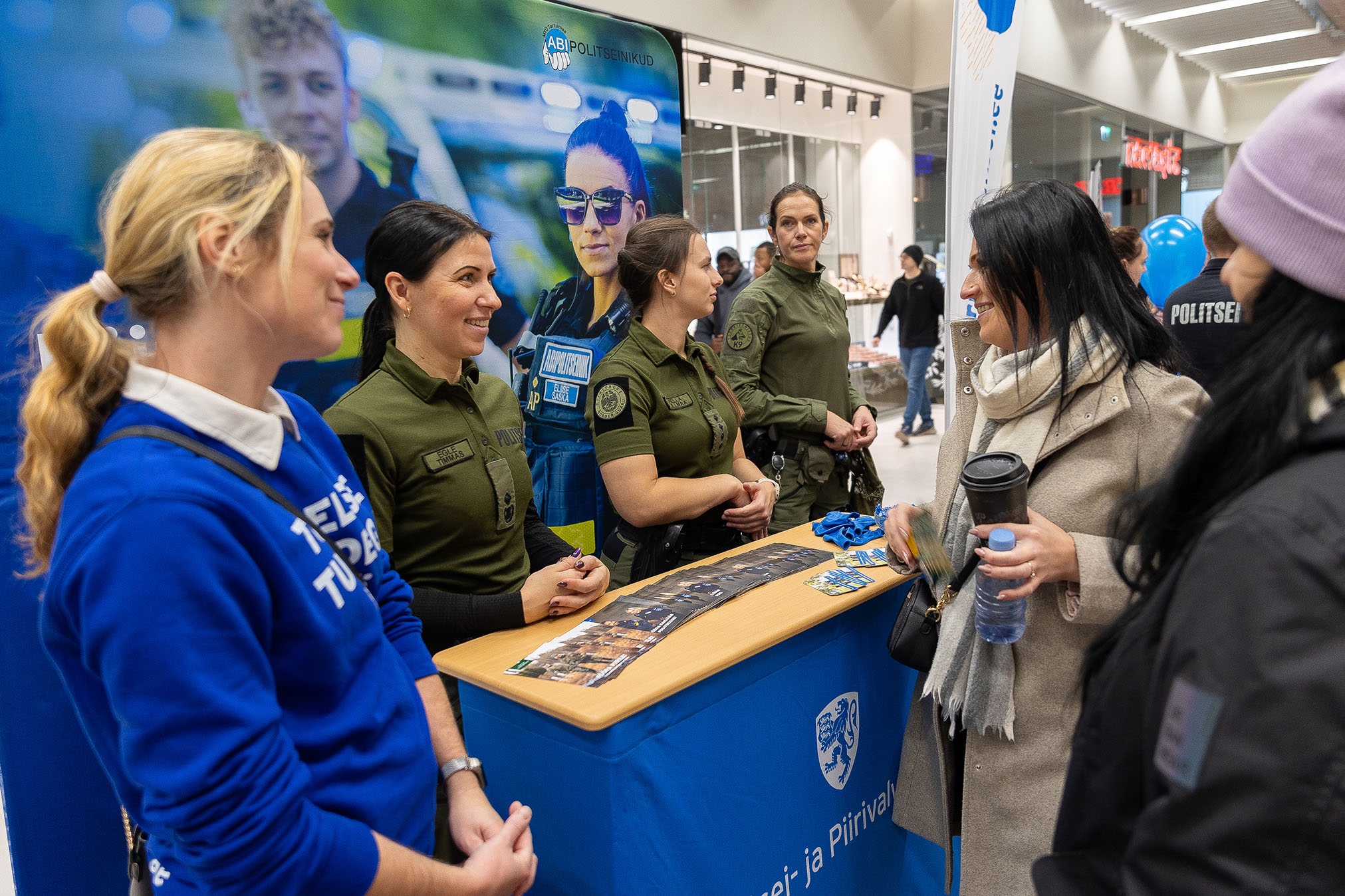 GALERII Politsei pidas Kagukeskuses 106. sünnipäeva